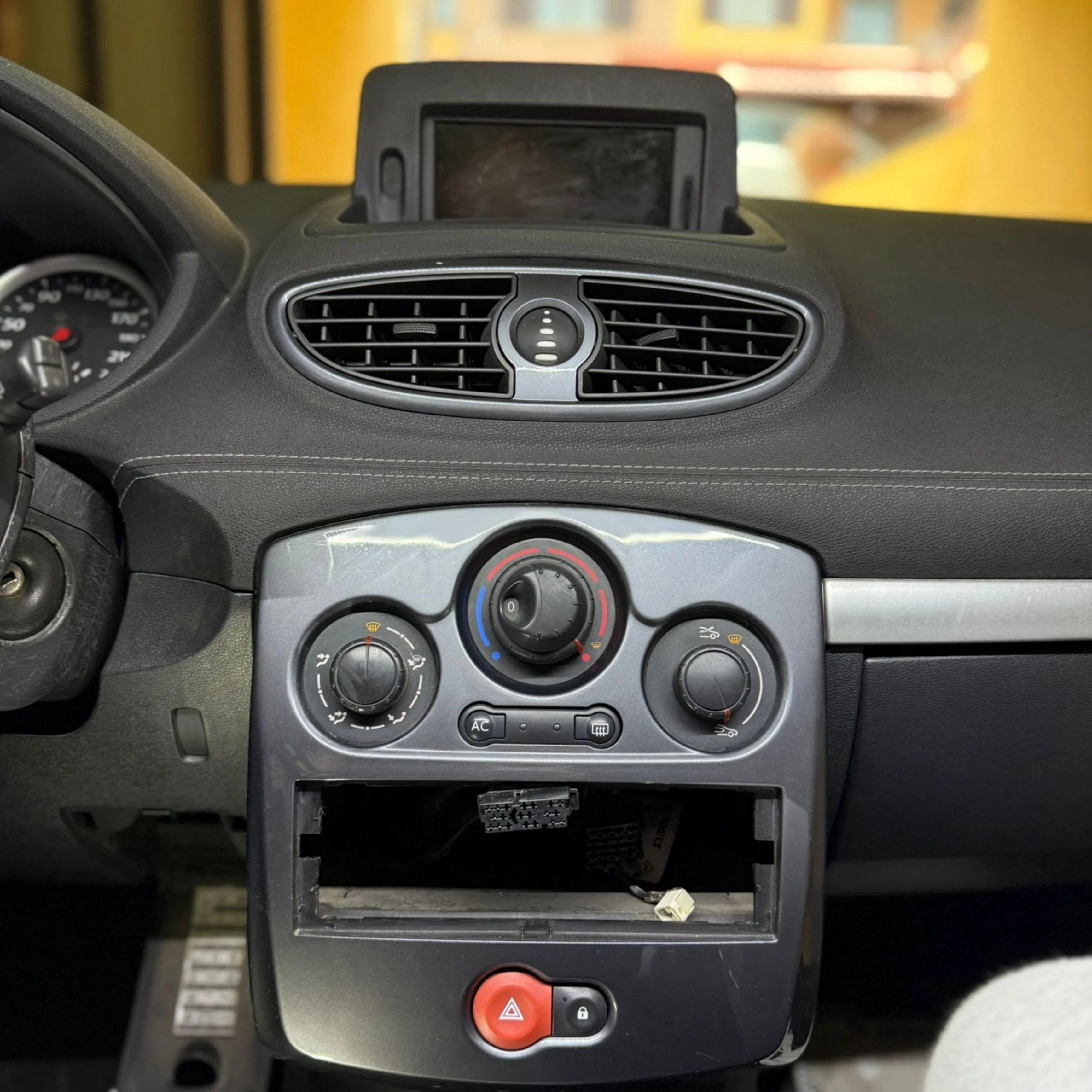 Autoradio per Renault Clio 3a Serie 9" | 2005-2014 | Android | Bluetooth | CarPlay | Android Auto | 2GB/4GB/6GB/8GB Ram - Image 2